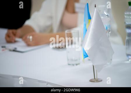 Zwei Flaggen auf dem Tisch. Business-Konferenz Im Innenbereich. Stockfoto