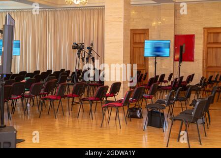 Saal für Pressekonferenzen und öffentliche Gespräche. Stockfoto