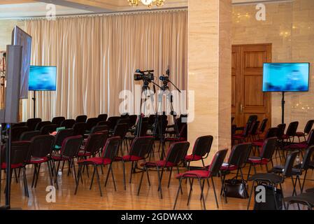 Saal für Pressekonferenzen und öffentliche Gespräche. Stockfoto