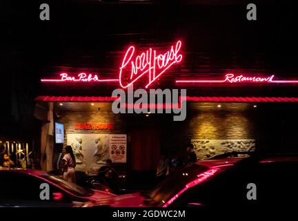 Neonschild von Crazy House, Agogo Bar, Pub und Restaurant, in Soi Cowboy Zone, Sukhumvit Soi 23, Bangkok, Thailand Stockfoto