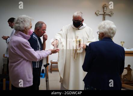 Pfarrer David Way während eines Gottesdienstes in der St. Thomas Church in Plymouth, Devon, bei dem am Donnerstagabend fünf Menschen von dem Schützen Jake Davison bei einem Schusswaffenvorfall getötet wurden. Bilddatum: Sonntag, 15. August 2021. Stockfoto