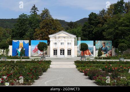 Baden bei Wien, Niederösterreich, Österreich. Festival La Gacilly 2021 in Baden bei Wien. Die Fotoausstellung im Rosarium im Doblhoffpark Stockfoto