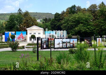 Baden bei Wien, Niederösterreich, Österreich. Festival La Gacilly 2021 in Baden bei Wien. Die Fotoausstellung im Rosarium im Doblhoffpark Stockfoto