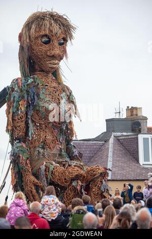 North Berwick, East Lothian, Großbritannien. August 2021. Hoch aufragend bei einem 10 m hohen Sturm, der zum ersten Mal am Fringe by Sea in North Berwick spazierend ist Credit: Richard Newton/Alamy Live News Stockfoto