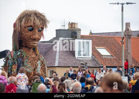 North Berwick, East Lothian, Großbritannien. August 2021. Hoch aufragend bei einem 10 m hohen Sturm, der zum ersten Mal am Fringe by Sea in North Berwick spazierend ist Credit: Richard Newton/Alamy Live News Stockfoto