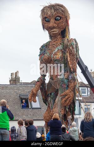 North Berwick, East Lothian, Großbritannien. August 2021. Hoch aufragend bei einem 10 m hohen Sturm, der zum ersten Mal am Fringe by Sea in North Berwick spazierend ist Credit: Richard Newton/Alamy Live News Stockfoto