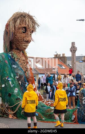 North Berwick, East Lothian, Großbritannien. August 2021. Hoch aufragend bei einem 10 m hohen Sturm, der zum ersten Mal am Fringe by Sea in North Berwick spazierend ist Credit: Richard Newton/Alamy Live News Stockfoto