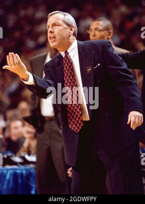 Roy Williams, der Trainer des Basketball-Chefs der University of Kansas Jayhawks für Männer, ruft seinen Spielern während eines Halbfinalspiels des NCAA Big 12 Men's Basketball Tournament gegen Nebraska am Samstag, den 7. März 1998 in der Kemper Arena in Kansas City, Jackson County, MO, USA, Anweisungen zu. Die Top-Seed Jayhawks besiegten die Nr. 4 Samen Nebraska 91-59, vorrücken zum nationalen Meisterschaftsspiel gegen Oklahoma. (APEX MediaWire Foto von Timothy J. Jones) Stockfoto