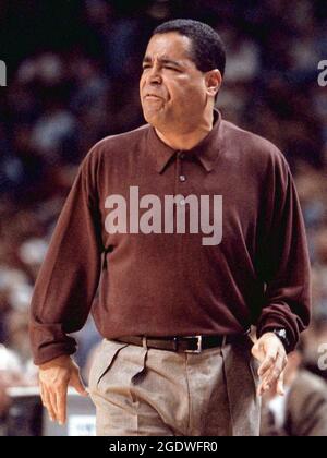 Oklahoma University Sooners Basketball-Cheftrainer Kelvin Sampson fielt am Rande eines Halbfinalspiels des NCAA Big 12 Männer-Basketballturniers gegen Texas am Samstag, den 7. März 1998, in der Kemper Arena in Kansas City, Jackson County, MO, USA. Der drittplatzende Oklahoma besiegte Texas 68-55 mit Platz 10 und ging zum Meisterschaftsspiel gegen Kansas vor. (APEX MediaWire Foto von Timothy J. Jones) Stockfoto