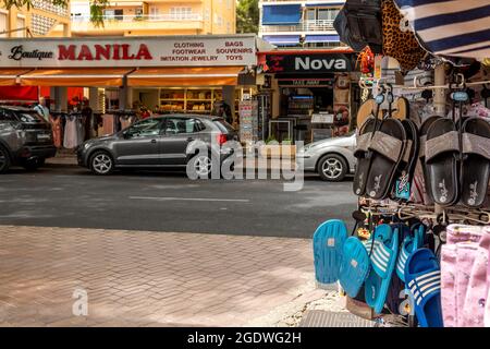 Palmanova, Spanien; 10 2021. august: Ausstellung von Sommer-Flip-Flops auf der Terrasse eines Souvenirshops im mallorquinischen Ferienort Palmanova Stockfoto