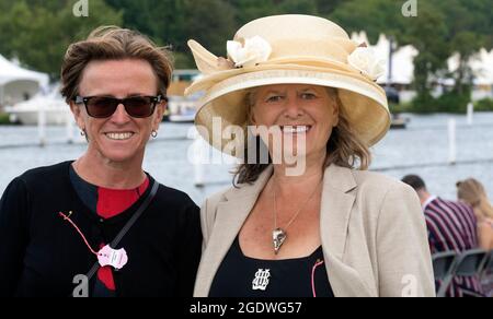 Henley-on-Thames, Großbritannien. 14. August 2021 Bürgermeisterin von Henley, Ratsmitglied Sarah Miller (rechts) und Carolyn Ahara, Bürgermeisterin (links), in der Steward's Enclosure bei der Henley Royal Regatta am Samstag, dem Halbfinaltag. Kredit: Gary Blake/Alamy Live Nachrichten Stockfoto