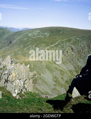 Der Weg von Goat's Hawse zum Gipfel des Old man of Coniston vom Dow Crag Coniston aus gesehen, dem Lake District Cumbria England Stockfoto