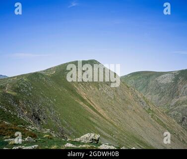 Der Weg von Goat's Hawse zum Gipfel des Old man of Coniston vom Dow Crag Coniston aus gesehen, dem Lake District Cumbria England Stockfoto