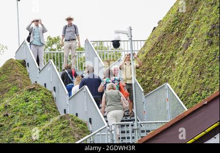 Besucher des Marble Arch Mound im Zentrum von London, einer 25 Meter hohen Installation, die Besuchern einen atemberaubenden Blick auf den Hyde Park, Mayfair und Marylebone bietet. Bilddatum: Sonntag, 15. August 2021. Stockfoto