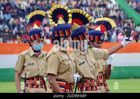 Nagaon, Assam, Indien. August 2021. Die Parade der Frauenpolizei hält an Selfies vor der Ankunft des Hauptgastes während der Feier des 75. Unabhängigkeitstages in Nagaon, Assam, Indien, fest./ Quelle: DIGANTA TALUKDAR/Alamy Live News Stockfoto