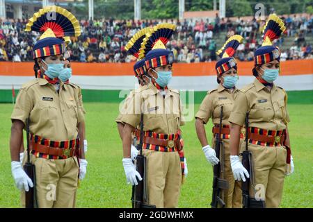 Nagaon, Assam, Indien. August 2021. Polizeiparade der Frauen, die wegen einer kovidierten Pandemie eine Maske tragen, während der Feier des 75. Unabhängigkeitstages in Nagaon, Assam, Indien./ Quelle: DIGANTA TALUKDAR/Alamy Live News Stockfoto