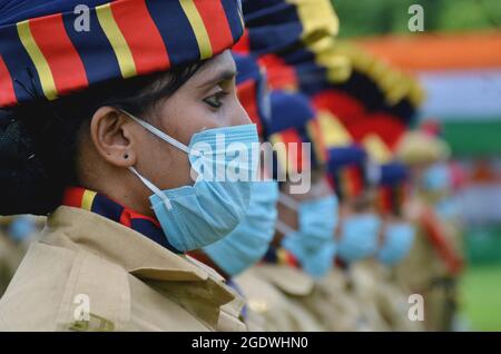 Nagaon, Assam, Indien. August 2021. Polizeiparade der Frauen, die wegen einer kovidierten Pandemie eine Maske tragen, während der Feier des 75. Unabhängigkeitstages in Nagaon, Assam, Indien./ Quelle: DIGANTA TALUKDAR/Alamy Live News Stockfoto