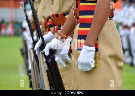 Nagaon, Assam, Indien. August 2021. Die Parade der Polizei von Assam hält Waffen bereit, um an der parade während des 75. Unabhängigkeitstages in Nagaon, Assam, Indien, teilzunehmen./ Quelle: DIGANTA TALUKDAR/Alamy Live News Stockfoto