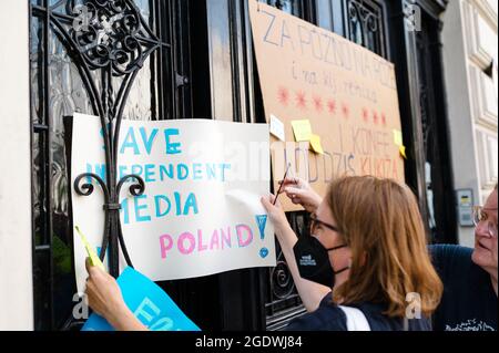 London, Großbritannien. 14. August 2021. Polnische Anhänger versammeln sich vor der polnischen Botschaft gegen einen neuen Gesetzentwurf, um unabhängige Fernsehsender zum Schweigen zu bringen Stockfoto