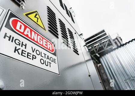 Generator-Set mit der Aufschrift Gefahr. Hochspannungsableiter Stockfoto