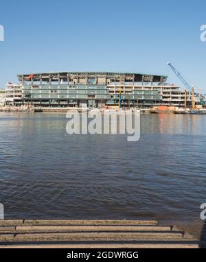 Der neue Riverside-Stand des Fulham Football Club befindet sich am Ufer der Themse im Südwesten von London, England, Großbritannien Stockfoto