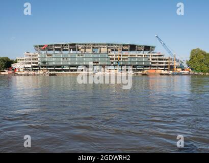 Der neue Riverside-Stand des Fulham Football Club befindet sich am Ufer der Themse im Südwesten von London, England, Großbritannien Stockfoto