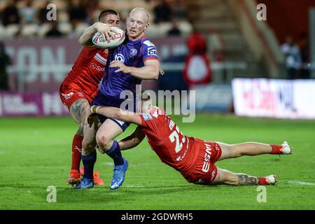 Hull, England - 13. August 2021 - Liam Farrell von Wigan Warriors wird von Ethan Ryan (23) von Hull Kingston Rovers während der Rugby League Betfred Super League Hull Kingston Rovers gegen Wigan Warriors im Hull College Craven Park, Hull, UK Dean Williams, angegangen Stockfoto