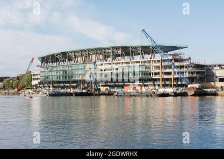 Der neue Riverside-Stand des Fulham Football Club befindet sich am Ufer der Themse im Südwesten von London, England, Großbritannien Stockfoto