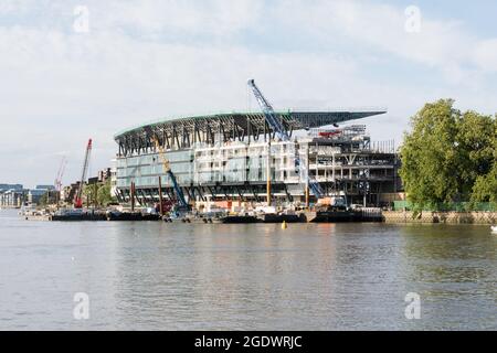 Der neue Riverside-Stand des Fulham Football Club befindet sich am Ufer der Themse im Südwesten von London, England, Großbritannien Stockfoto