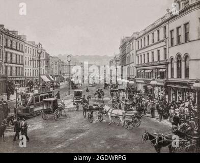 Eine Ansicht der St. Patrick's Street aus dem frühen 20. Jahrhundert in Cork City, der zweitgrößten Stadt Irlands. Die Straße stammt aus dem späten 18. Jahrhundert, als sich die Stadt über die Mauern der alten Stadt hinaus ausdehnte, die sich auf die Nord- und Südhauptstraßen konzentrierte. Von 1898 bis 1931 wurde die Straße von der Cork Electric Tramways and Lighting Company angefahren, als am 22. Dezember 1898 der Service begann. Stockfoto