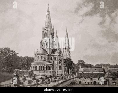 Ein Blick aus dem späten 19. Jahrhundert auf die St Finbarre's Cathedral in Cork City, der zweitgrößten Stadt Irlands. Die Church of Ireland Cathedral ist eine neugotische Kathedrale mit drei Turmspalten, die 1879 fertiggestellt wurde. Die Arbeiten begannen 1863 und mündeten in das erste große Auftragswerk für den viktorianischen Architekten William Burges, der den größten Teil der Architektur, Skulptur, Glasmalerei, Mosaiken und Inneneinrichtung der Kathedrale entwarf. Stockfoto