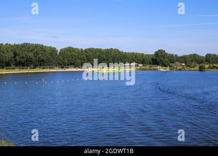 Roermond (Noorderplas), Niederlande - Juli 9. 2021: Blick auf den natürlichen Badesee mit Sandstrand gegen den blauen Sommerhimmel Stockfoto