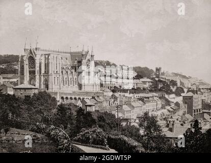 Blick auf die Kathedrale St. Colman aus dem späten 19. Jahrhundert, auch bekannt als Cobh Cathedral, eine römisch-katholische Kathedrale mit Blick auf den Hafen von Cork in Cobh, County Cork, Irland. Der Bau begann 1868 und das Foto illustriert das Gebäude vor der Errichtung des bestehenden Glockenturms. Das von den Architekten Edward Welby Pugin und George Ashlin entworfene Gebäude wurde erst ein halbes Jahrhundert später fertiggestellt, da die Kosten stiegen und die ursprünglichen Pläne überarbeitet wurden. Stockfoto