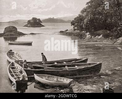 Eine Ansicht der Bootsführer aus dem späten 19. Jahrhundert in Glengarriff Bay, einer Bucht von Bantry Bay, County Cork, Irland. Glengarriff ist ein kleines Küstendorf am Ring of Beara, das von hohen, zerklüfteten Bergen umgeben ist. Stockfoto