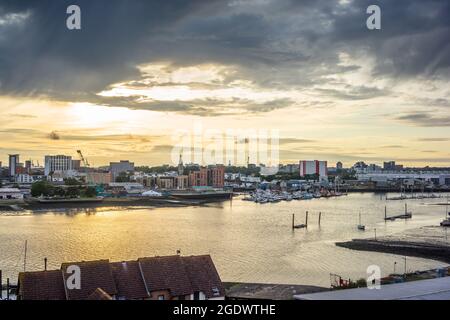 Blick von der Itchen Bridge in Richtung St Mary's bei Sonnenuntergang, Southampton Skylline, England, Großbritannien Stockfoto