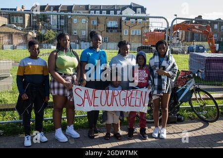 London, Großbritannien. August 2021. Einwohner von Southwark protestieren neben Peckham Green gegen Pläne des Southwark Council, diesen als öffentlichen Wohnraum zu entwickeln. Peckham Green, auch als Jocelyn Street Park bekannt, ist ein 1.4 Hektar großer öffentlicher Park an der Peckham High Street, einer der am stärksten verschmutzten Straßen Londons, in einem Stadtteil, der aufgrund des einfachen Zugangs zu Grünflächen an fünftschlimmster Stelle in London und an achtschlechtester Stelle in Großbritannien liegt. Kredit: Mark Kerrison/Alamy Live Nachrichten Stockfoto