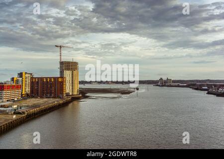 Abendhimmel über dem Itchen River und Woolston Waterside, von der Itchen Bridge aus gesehen, Southampton, England, Großbritannien Stockfoto