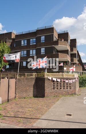 Flaggen und Fahnen auf dem Themse-Pfad entlang der Themse in Fulham, London, England, Großbritannien Stockfoto