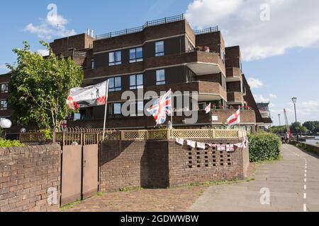 Flaggen und Fahnen auf dem Themse-Pfad entlang der Themse in Fulham, London, England, Großbritannien Stockfoto