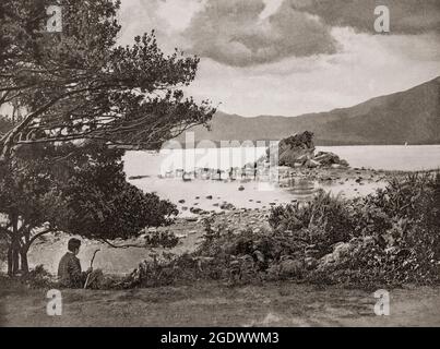 Ein Blick aus dem späten 19. Jahrhundert auf einen Bauern, der sein Vieh am Rande von Muckross oder Middle Lake, südlich von Lough Leane, im Killarney National Park am Ring of Kerry in der Grafschaft Kerry, Irland, beobachtet Stockfoto