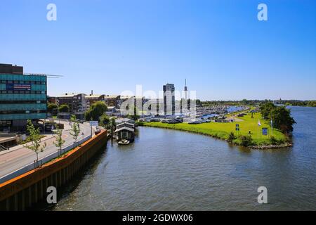 Roermond (Marina Oolderhuske), Niederlande - Juli 9. 2021: Blick auf den Hafen mit Motorbooten und Segelyachten gegen blauen Sommerhimmel, Citiyscape und riv Stockfoto