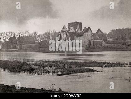 Ein Blick aus dem späten 19. Jahrhundert auf die Ruinen der Holy Cross Abbey, einem Zisterzienserkloster, das 1169 von König Donal O'Brien von Thomond in Holycross in der Nähe von Thurles, Grafschaft Tipperary, Irland, gegründet wurde. Das Hotel liegt am Fluss Suir und hat seinen Namen von einem Relikt des wahren Kreuzes oder Holy Rood, das um 1233 von der Plantagenet-Königin Isabella von Angoulême, der Witwe von König John, nach Irland gebracht wurde. Die Reliquie, die sie dem Kloster schenkte, wurde zuletzt 1632 öffentlich verehrt. Nach dem Krieg in Cromwell fiel die Abtei in Ruinen. Fußnote: Es wurde 1969 komplett restauriert Stockfoto