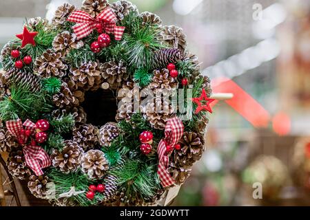 Schöne Weihnachten Kranz auf Store Front Stockfoto