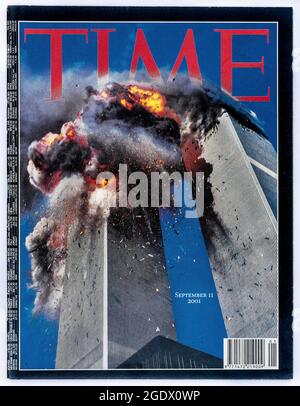 Das amerikanische Magazin Time berichtet über den Terroranschlag von 9/11 auf das World Trade Center, New York, USA, am 11. September 2001. Stockfoto