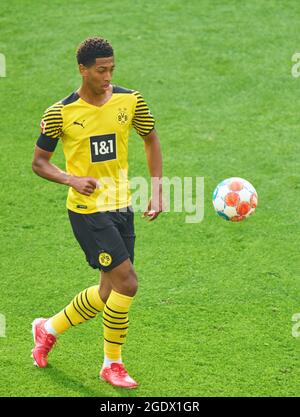 Jude BELLINGHAM , Nr. 22 BVB im Spiel BORUSSIA DORTMUND - EINTRACHT FRANKFURT 5-2 1.Deutsche Fußballliga am 14. August 2021 in Dortmund, Deutschland Saison 2020/2021, Spieltag 1, 1.Bundesliga, 1.Spieltag, BVB, © Peter Schatz / Alamy Live News - die DFL-VORSCHRIFTEN VERBIETEN DIE VERWENDUNG VON FOTOS als BILDSEQUENZEN und/oder QUASI-VIDEO - Stockfoto