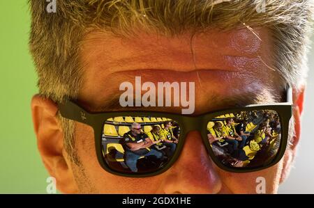 Fan mit Brille im Spiel BORUSSIA DORTMUND - EINTRACHT FRANKFURT 5-2 1.Deutsche Fußballliga am 14. August 2021 in Dortmund, Deutschland Saison 2020/2021, Spieltag 1, 1.Bundesliga, 1.Spieltag, BVB, © Peter Schatz / Alamy Live News - die DFL-VORSCHRIFTEN VERBIETEN DIE VERWENDUNG VON FOTOS als BILDSEQUENZEN und/oder QUASI-VIDEO - Stockfoto