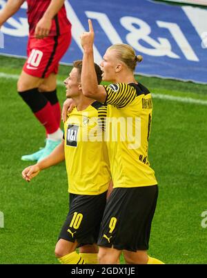Thorgan HAZARD, BVB 10 Punkte, schießt Tor, Treffer, 2-1, feiert sein Ziel, glücklich, lachen, feiern, Mit Erling HAALAND, Haland, BVB 9 im Spiel BORUSSIA DORTMUND - EINTRACHT FRANKFURT 5-2 1.Deutsche Fußballliga am 14. August 2021 in Dortmund, Deutschland Saison 2020/2021, Spieltag 1, 1.Bundesliga, 1.Spieltag, BVB, © Peter Schatz / Alamy Live News - die DFL-VORSCHRIFTEN VERBIETEN DIE VERWENDUNG VON FOTOS als BILDSEQUENZEN und/oder QUASI-VIDEO - Stockfoto