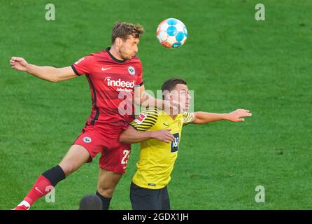 Christopher Lenz, Fra 25 tritt um den Ball, Tackling, Duell, Header, zweikampf, Aktion, Kampf gegen Felix Passlack, BVB 30 im Spiel BORUSSIA DORTMUND - EINTRACHT FRANKFURT 5-2 1.Deutsche Fußballliga am 14. August 2021 in Dortmund, Deutschland Saison 2020/2021, Spieltag 1, 1.Bundesliga, 1.Spieltag, BVB, © Peter Schatz / Alamy Live News - die DFL-VORSCHRIFTEN VERBIETEN DIE VERWENDUNG VON FOTOS als BILDSEQUENZEN und/oder QUASI-VIDEO - Stockfoto