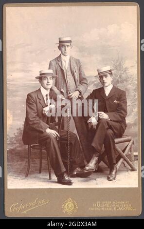 Drei Männer in Strohboatern posieren im Fotostudio. Carte de Visite von Cooper & Sons, Blackpool und Manchester. Edwardianisches Bild, das Mode der Zeit zeigt. Stockfoto