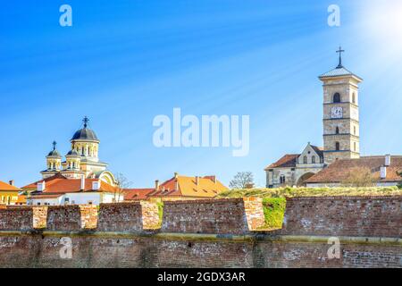 Alba Iulia Stadt in Siebenbürgen, Rumänien, Stadtbild mit orthoox und katholischen Kathedralentürmen Stockfoto